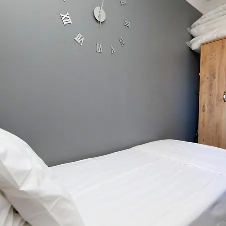 Chic Flat W Balcony 15 Min To Airport And Viaport شقة اسطنبول