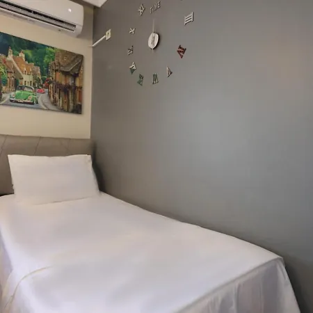 Chic Flat W Balcony 15 Min To Airport And Viaport شقة *